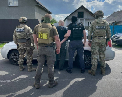 Продавали наркотики військовим та місцевим жителям: на Київщині викрили наркоділків