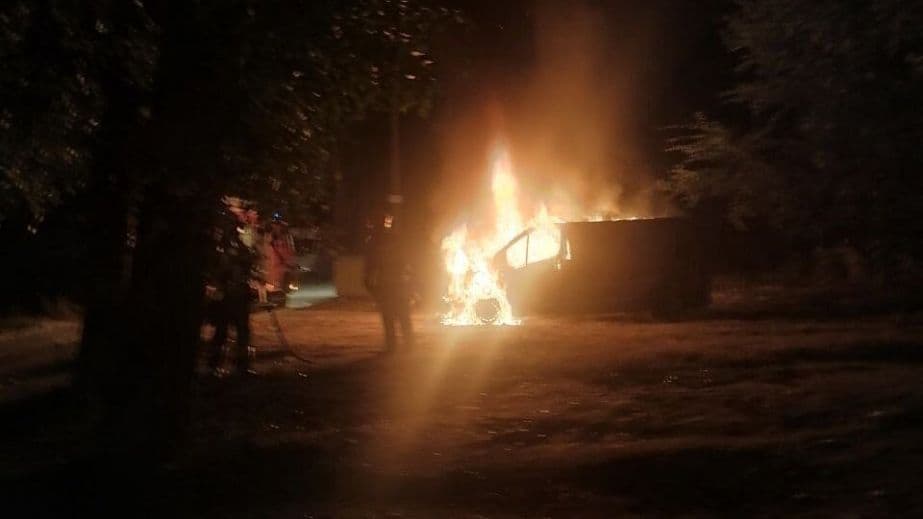 В Днепре ночью сгорел автомобиль военного. Подробности и фото с места происшествия - смотрите в видео.