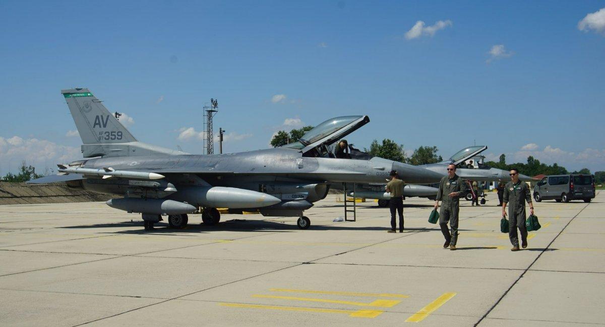 Болгарія замовила F-16 п’ять років тому, але досі не готові ні інфраструктура, ні пілоти.