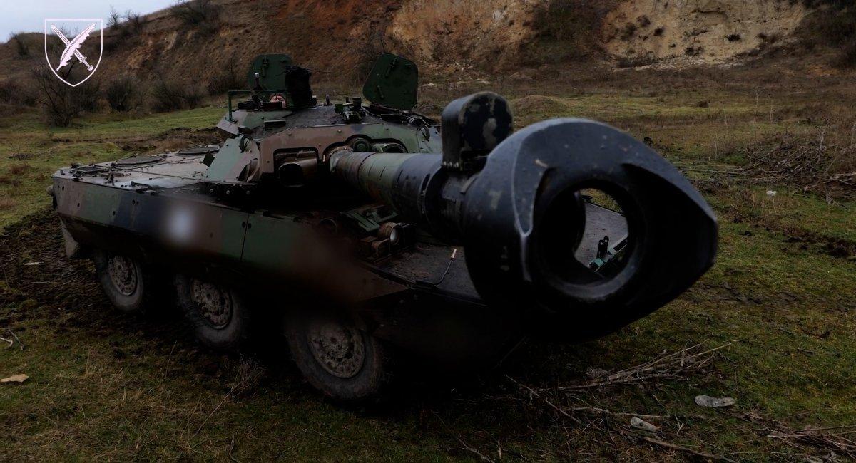 The AMX-10RC on the battlefield in Ukraine serves effectively as a makeshift self-propelled artillery, praised for its ability to target enemy infantry.