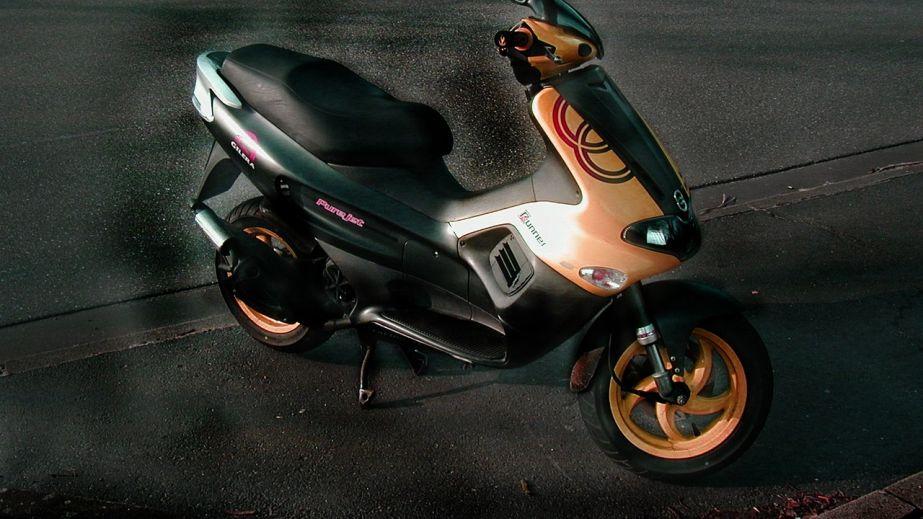 In Dnipro, two girls were caught stealing a moped (VIDEO)