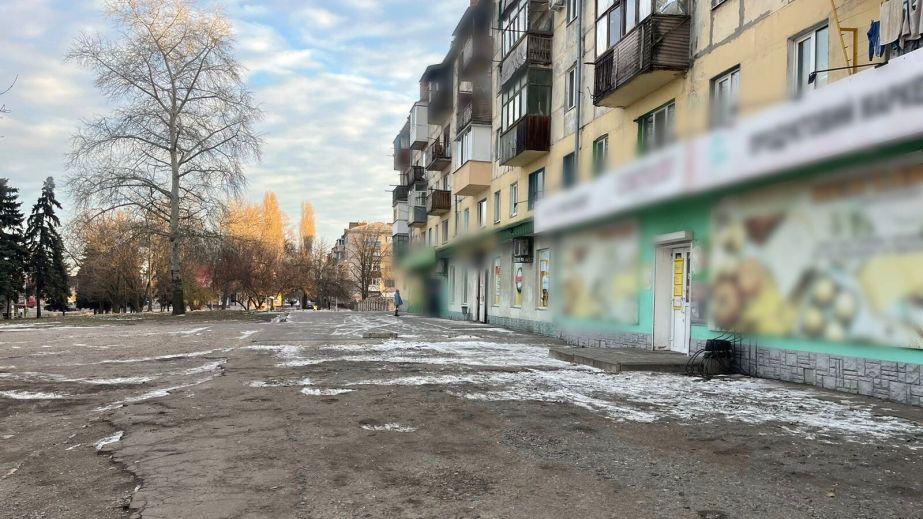 In the heart of Pavlograd, a young man assaulted an elderly man near a store.