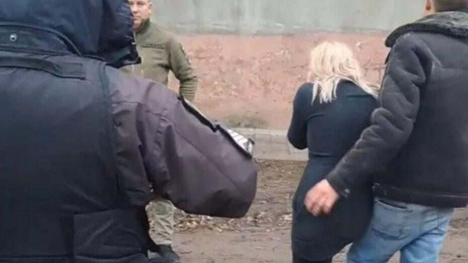 In Kamensk, a woman broke a municipal vehicle's window and attempted to slap a police officer (PHOTO, VIDEO).