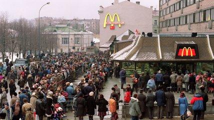 35 лет назад открылся первый в СССР McDonald's, обслуживший 30 тысяч человек за день. Узнайте о ценах и подробностях этого исторического события (фото).