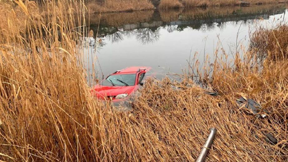 У Кривому Розі автомобіль занурився у річку: водій загинув (ФОТО)