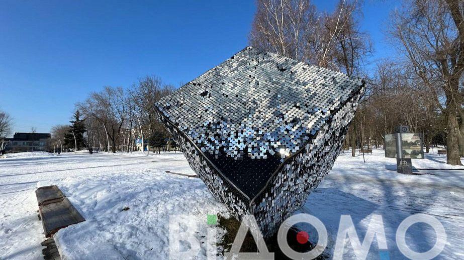 In Pisarzhevsky Park, the "Mirror Cube" has been vandalized again (PHOTOS, VIDEO).