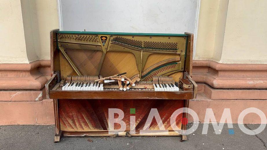 In Globa Park, a piano was set up, and its keys were discarded in the trash (PHOTOS, VIDEO).